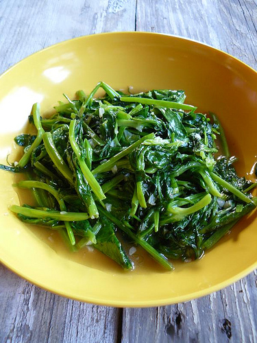 Pea tips stir-fried with garlic