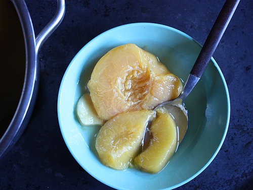 Poached peaches with gingert