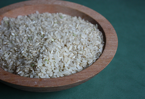 Medium-grain beige Haiga rice raw