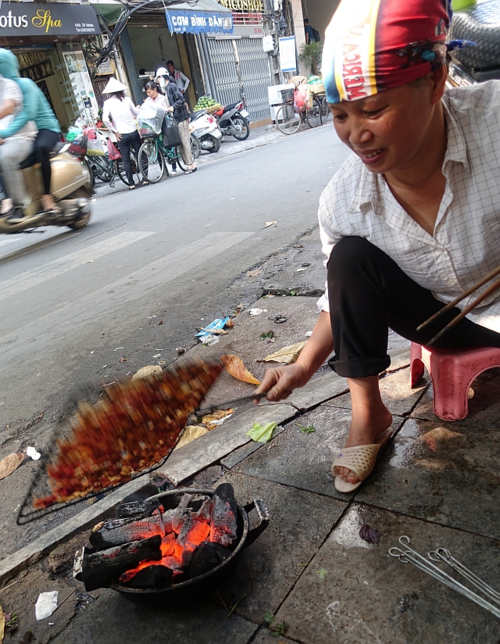 Hanoi-bun-cha-grilling