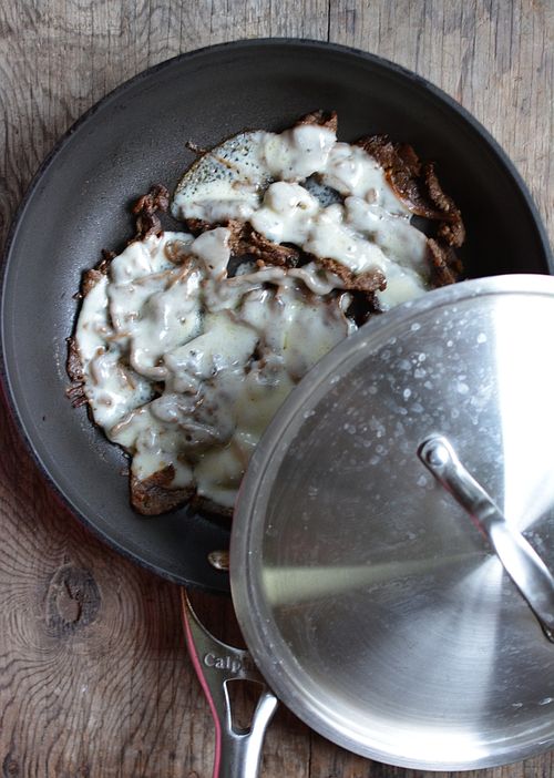 Korean-bulgogi-cheese-banh-mi-skillet