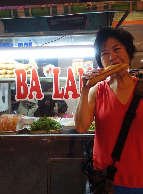 Banh-mi-danang-eating