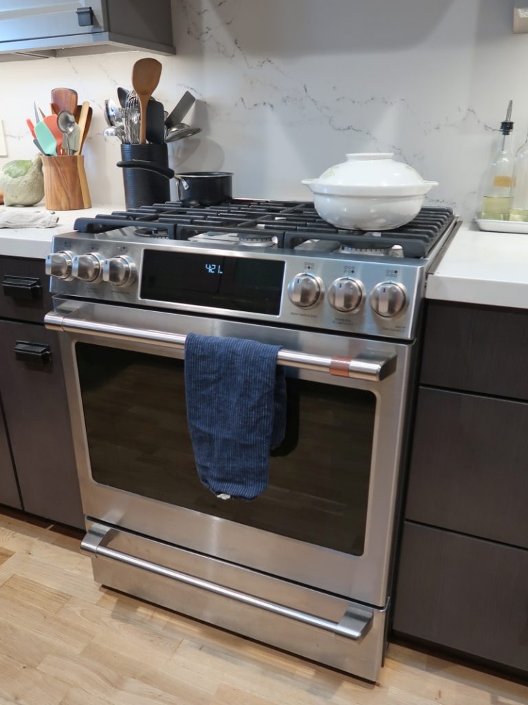 2021 GE Electric Stove Oven Range w/ Self Clean White - appliances