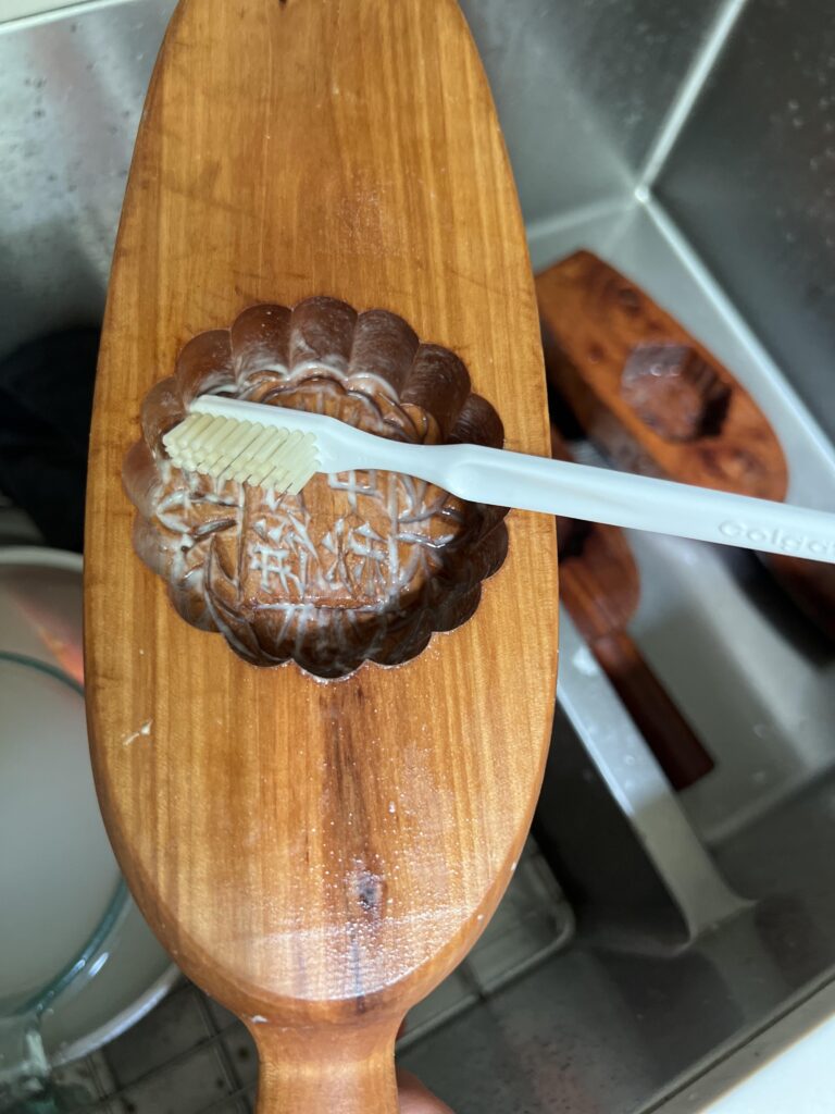 cleaning moon cakes