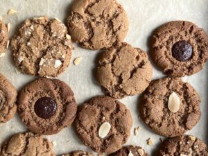 https://www.vietworldkitchen.com/wp-content/uploads/2023/01/crunchy-almond-cookie-topping-compare-1-300x225.jpg