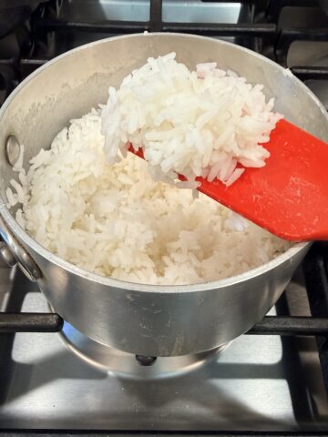 jasmine rice in pot