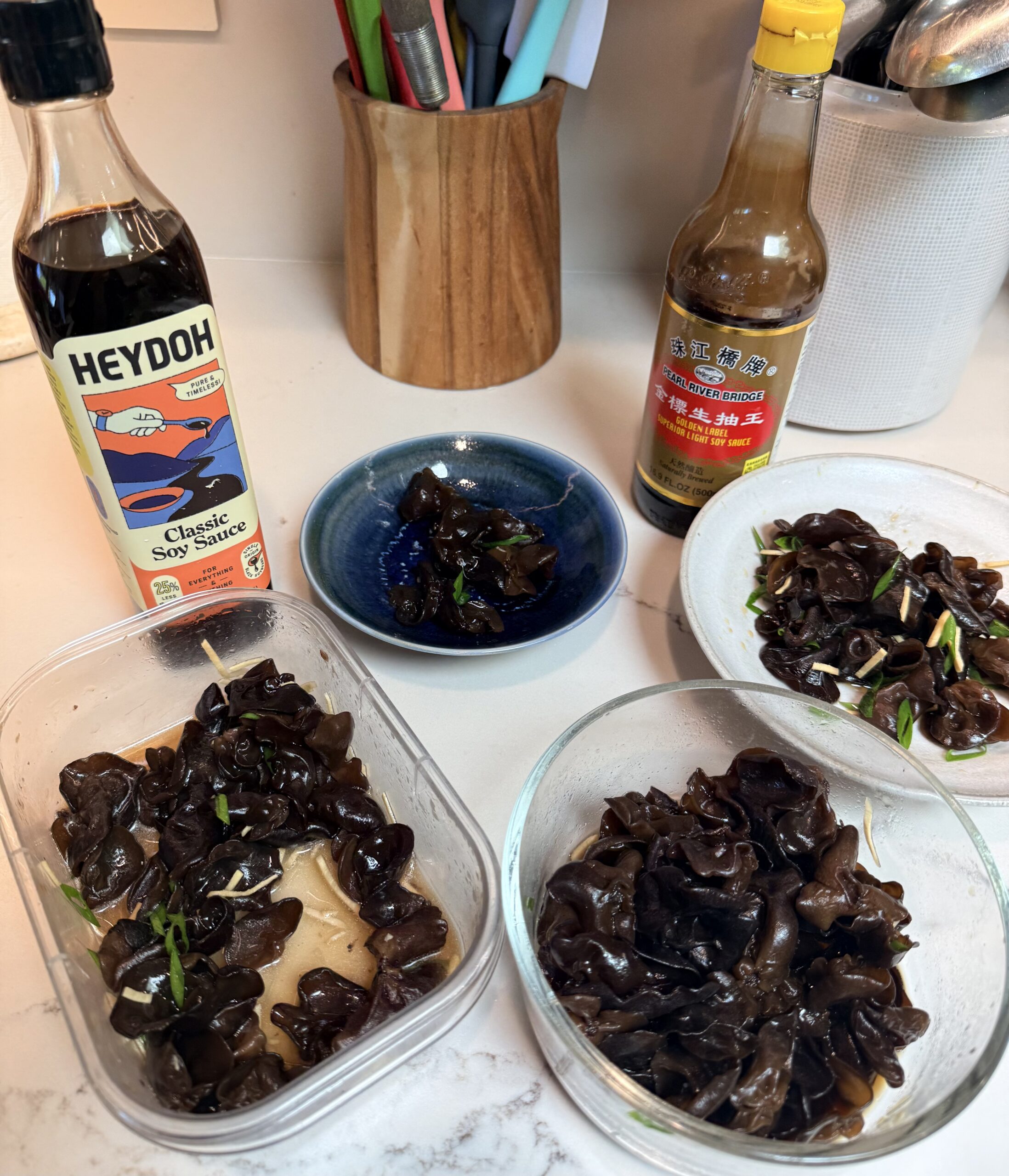 Waldohrpilzsalat (Liáng Bàn Hēi Mù Ěr) 6 Waldohrpilzsalat im Vergleich mit Sojasaucen