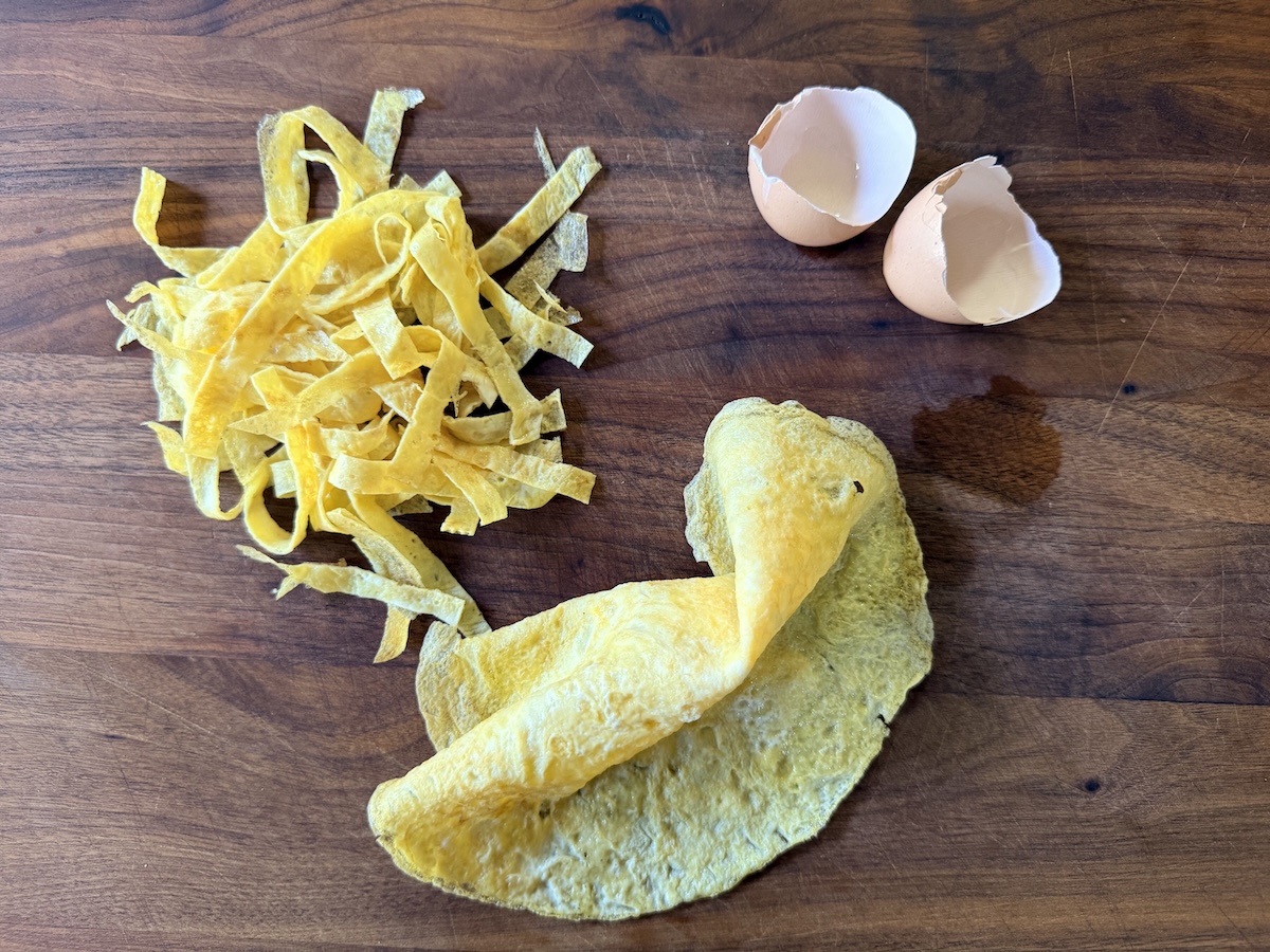 How to Make Egg Sheets, Crepe-like Omelets for Sparking up Asian dishes