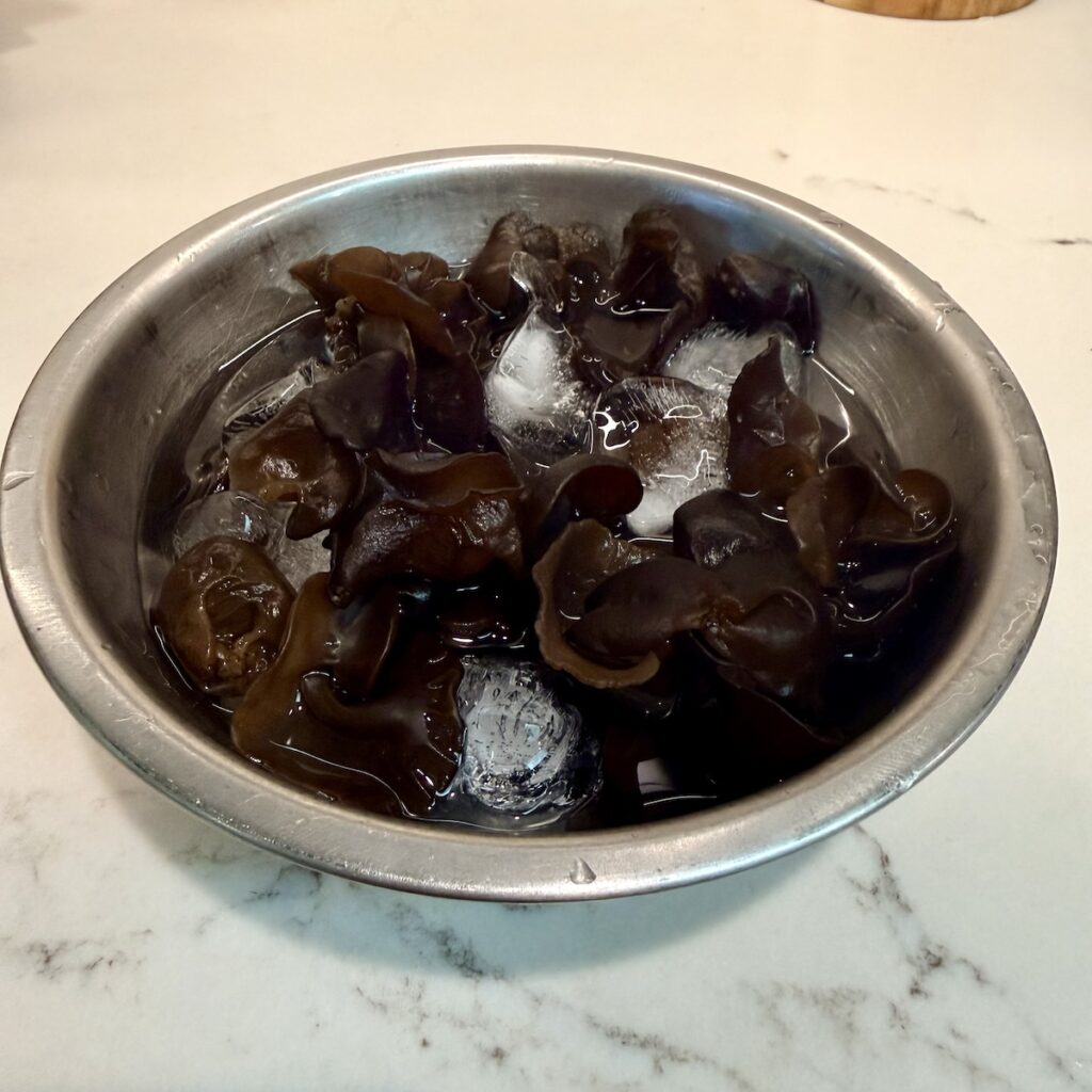 Waldohrpilzsalat (Liáng Bàn Hēi Mù Ěr) 4 Bereiten Sie einen Waldohrpilzsalat zu