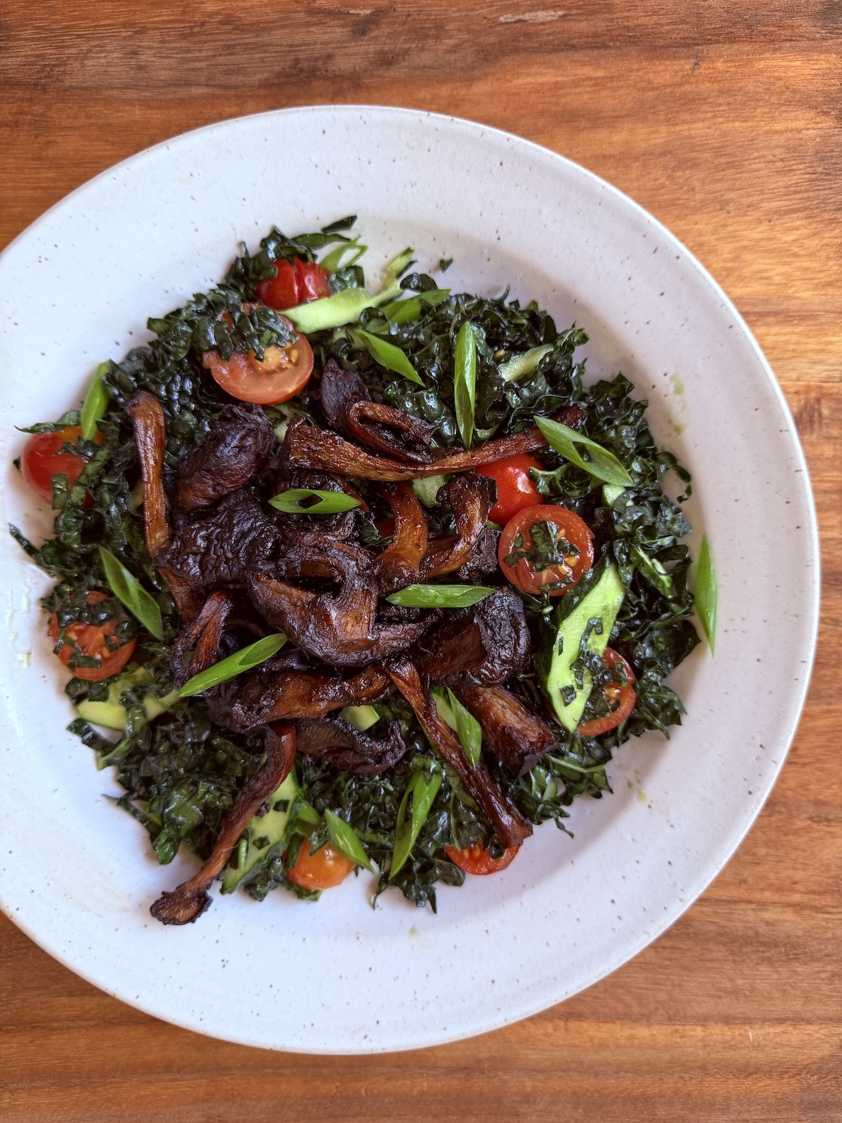 Kale salad with shoyu mushroom