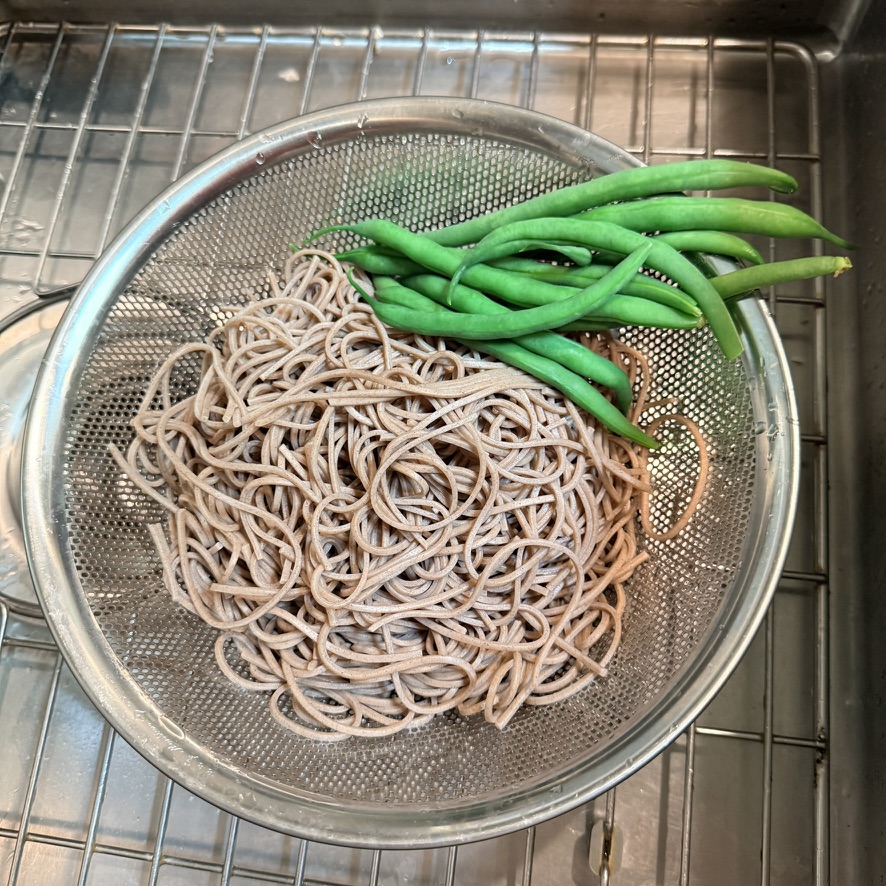 cooked soba and green beans