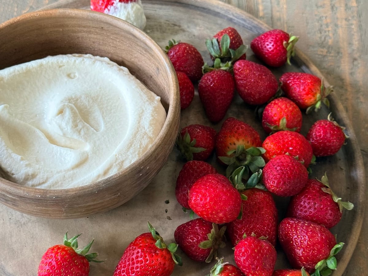 Vegan Whipped Cream Topping That Actually Holds: Creamy, Light and Dreamy